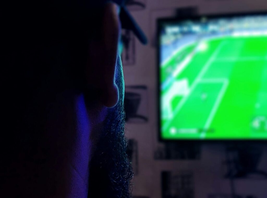 Uomo che vede partita