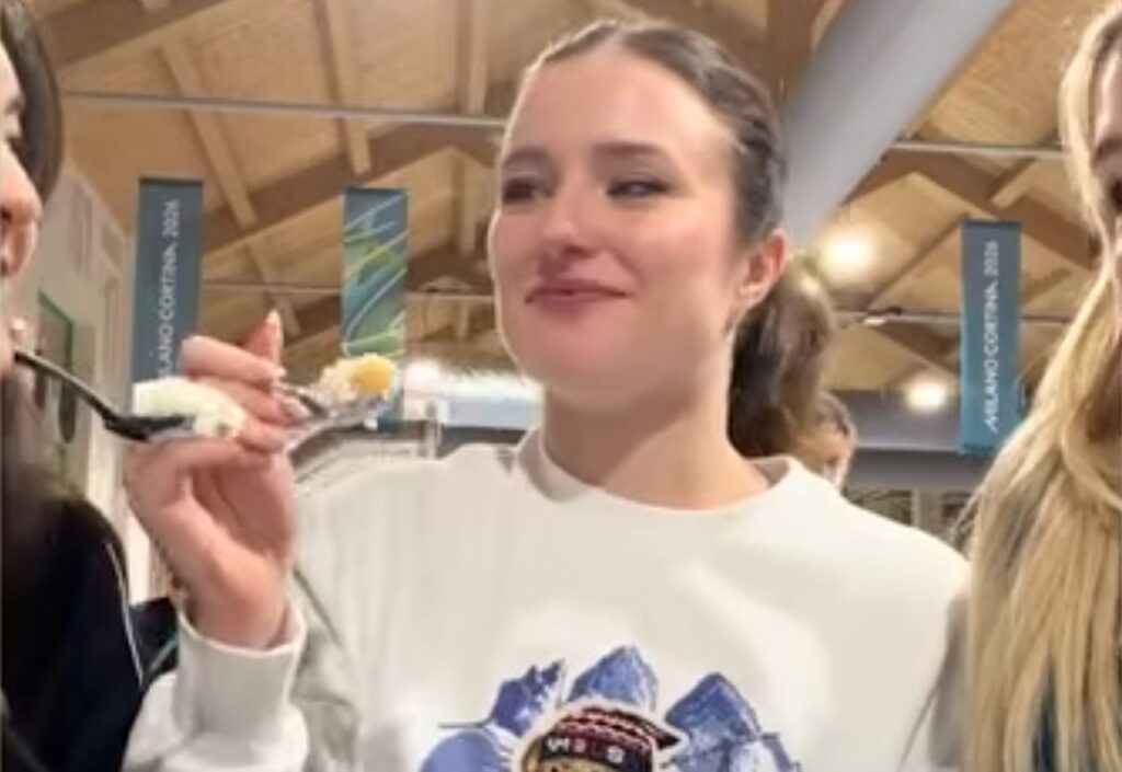 atleta americana prova il cibo italiano in mensa a Milano Cortina