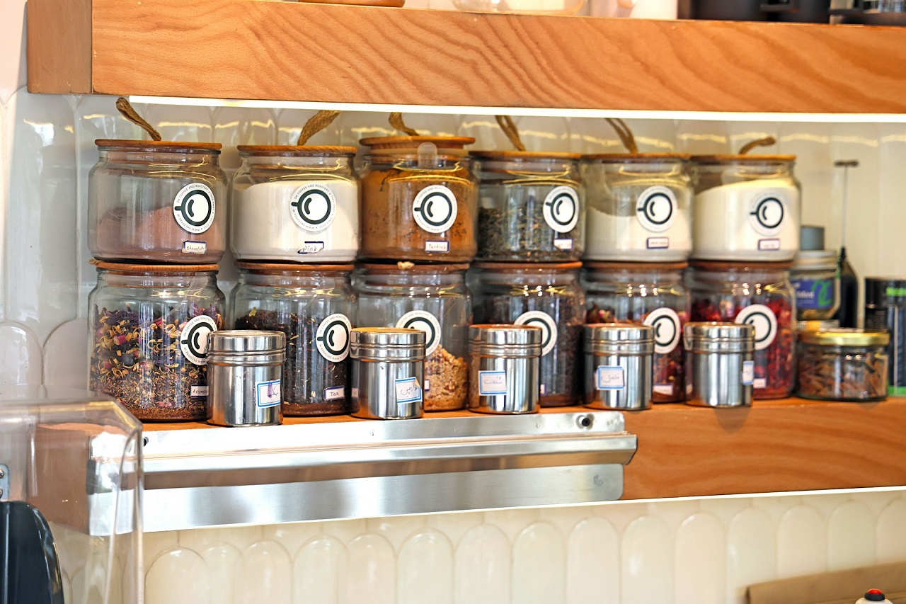 Dei contenitori di spezie e aromi di varie dimensioni