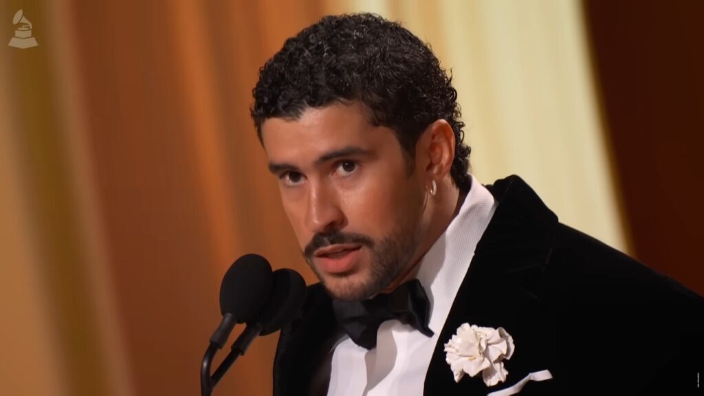 Bad Bunny durante un discorso di ringraziamento ai Grammy Awards 2026