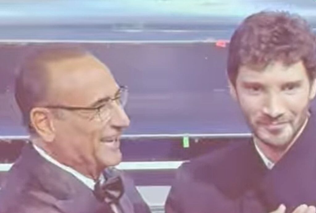 Stefano De Martino nuovo conduttore e direttore artistico di Sanremo 2027, l’annuncio di Carlo Conti in diretta: “Ora testa bassa e pedalare” carlo conti e stefano de martino