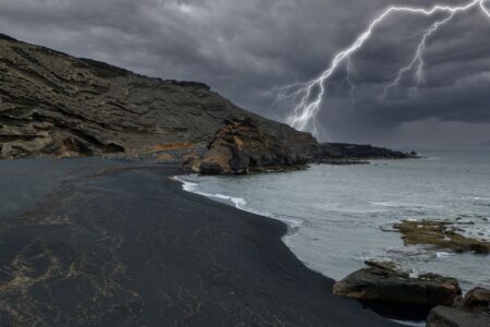 Adesso preoccupa la tempesta Pedro: cosa dobbiamo attenderci nelle prossime ore cielo con fulmini