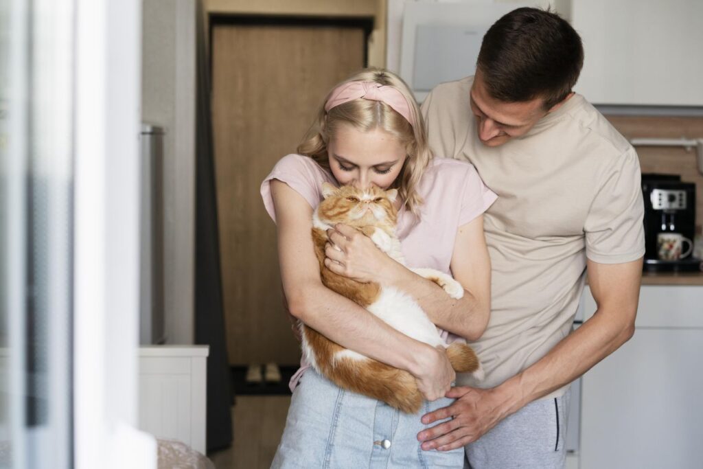 coppia che coccola il suo gatto