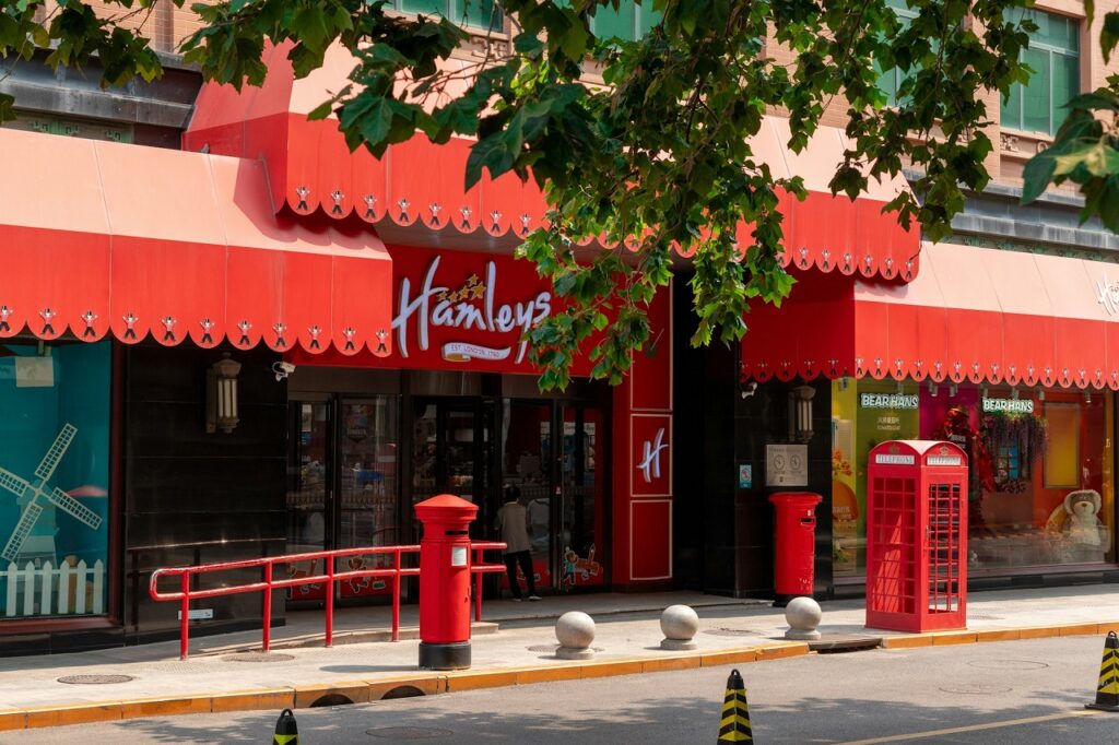 Hamleys addio: il negozio di giocattoli della Regina chiude in Italia dopo appena 2 anni Il punto vendita di Hamleys a Pechino