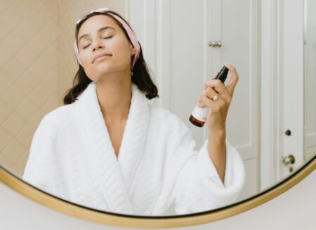 donna che fa skincare