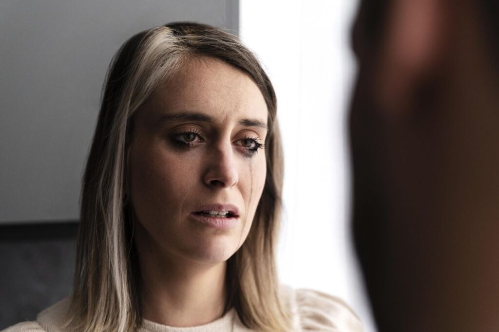 Perché i narcisisti si sentono sempre vittime? Il meccanismo della “frittata girata” è perverso donna disperata con segno lacrime