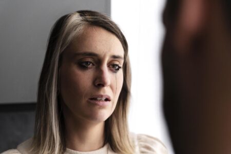 donna disperata con segno lacrime