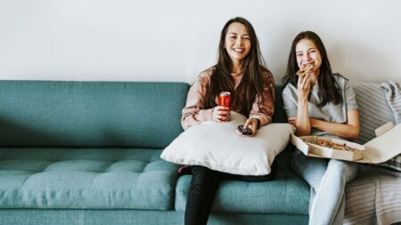 due amiche sul divano