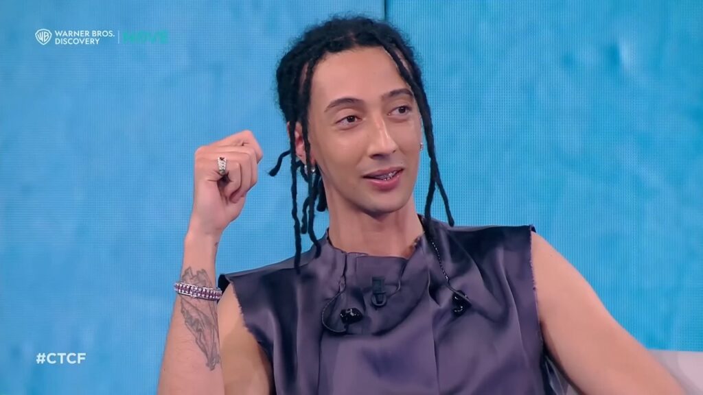 Olimpiadi 2026, Ghali svela le restrizioni sulla sua partecipazione: “Niente inno d’Italia, niente arabo. È tutto un gran teatro” Ghali ospite a Che Tempo Che Fa