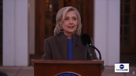 Hillary Clinton interrogata per 6 ore su Epstein: “Non l’ho mai incontrato. Chiedete a Trump delle sue frequentazioni”. E oggi tocca a Bill Hillary Clinton subito dopo l'interrogatorio sul caso Epstein