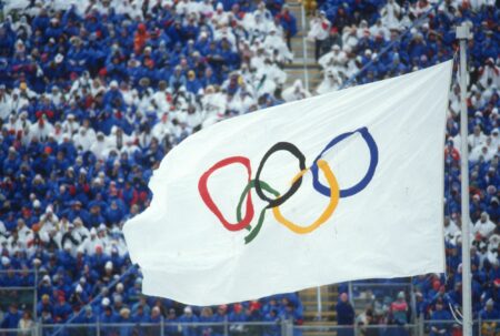 la bandiera Olimpica a Calgary 88