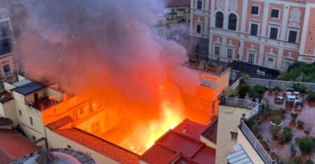 Il teatro Sannazaro di Napoli, la “Bomboniera di via Chiaia”, in fiamme: si parla di cortocircuito, aria irrespirabile le fiamme sul Sannazaro
