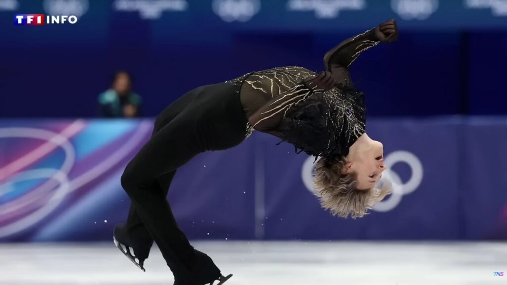 Ilia Malinin durante un backflip alle Olimpiadi 2026
