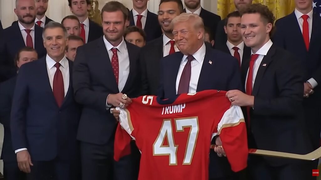 Milano si prepara a ospitare Trump: prevista una visita lampo per la finale olimpica di hockey se la nazionale USA si qualifica Donald Trump insieme ai Florida Panthers, vincitori della Stanley Cup
