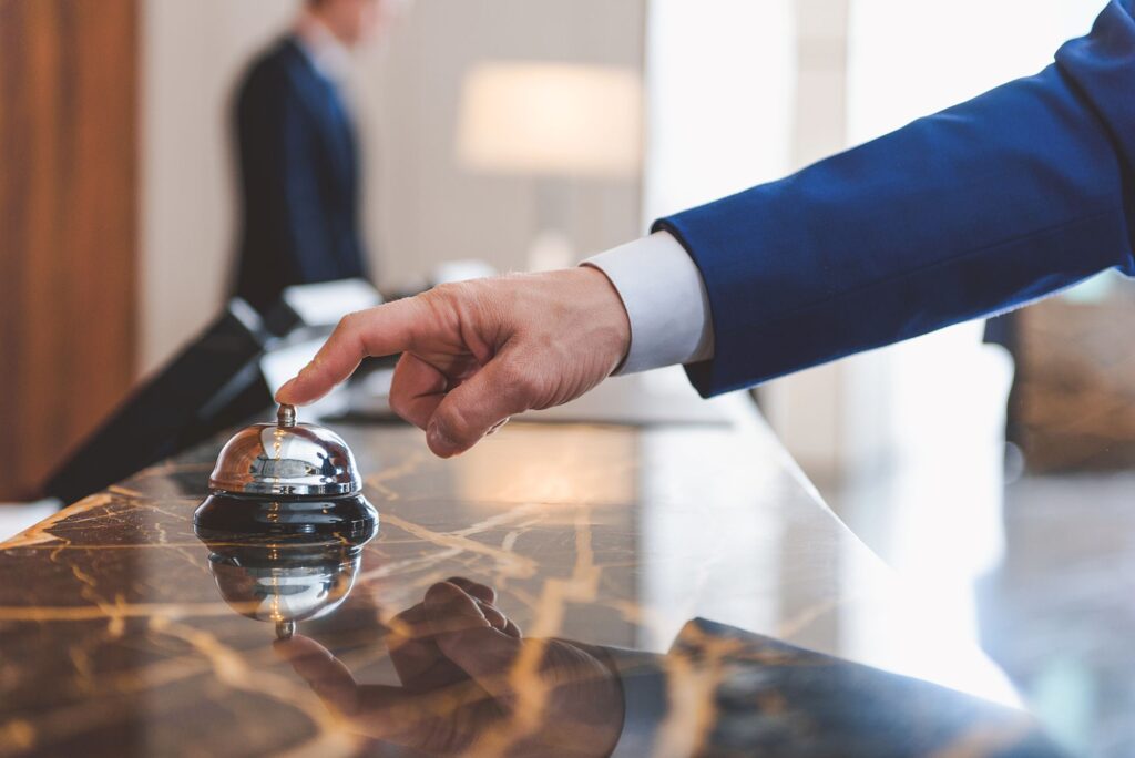 persona alla reception di un albergo