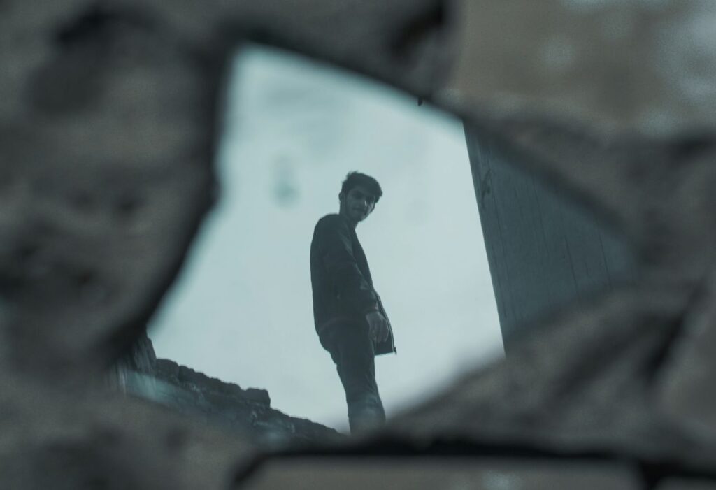 L’Intelligenza artificiale sta cambiando la percezione dei nostri corpi (e non ci fa bene) persona riflessa in un frammento di specchio