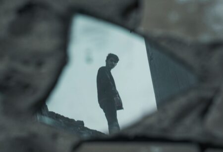 persona riflessa in un frammento di specchio