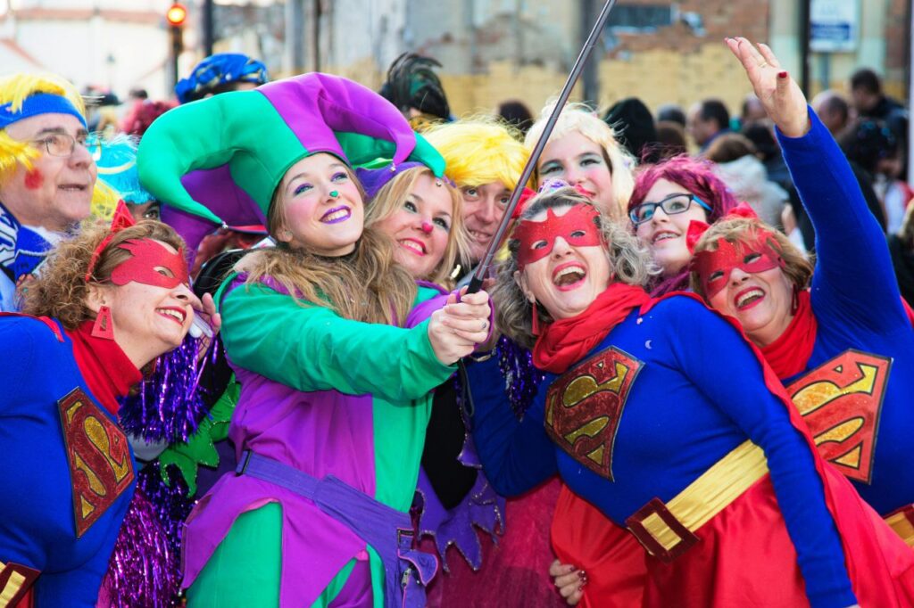 persone che festeggiano il carnevale