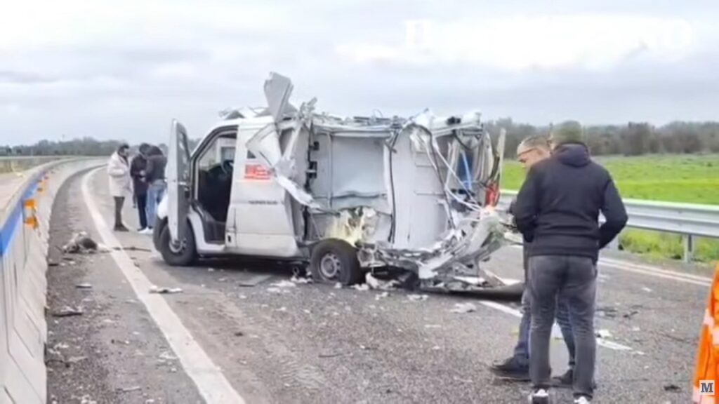 Brindisi, assalto a un portavalori e sparatoria sulla Statale: il video sembra un film Il portavalori assaltato stamattina sulla SS 613