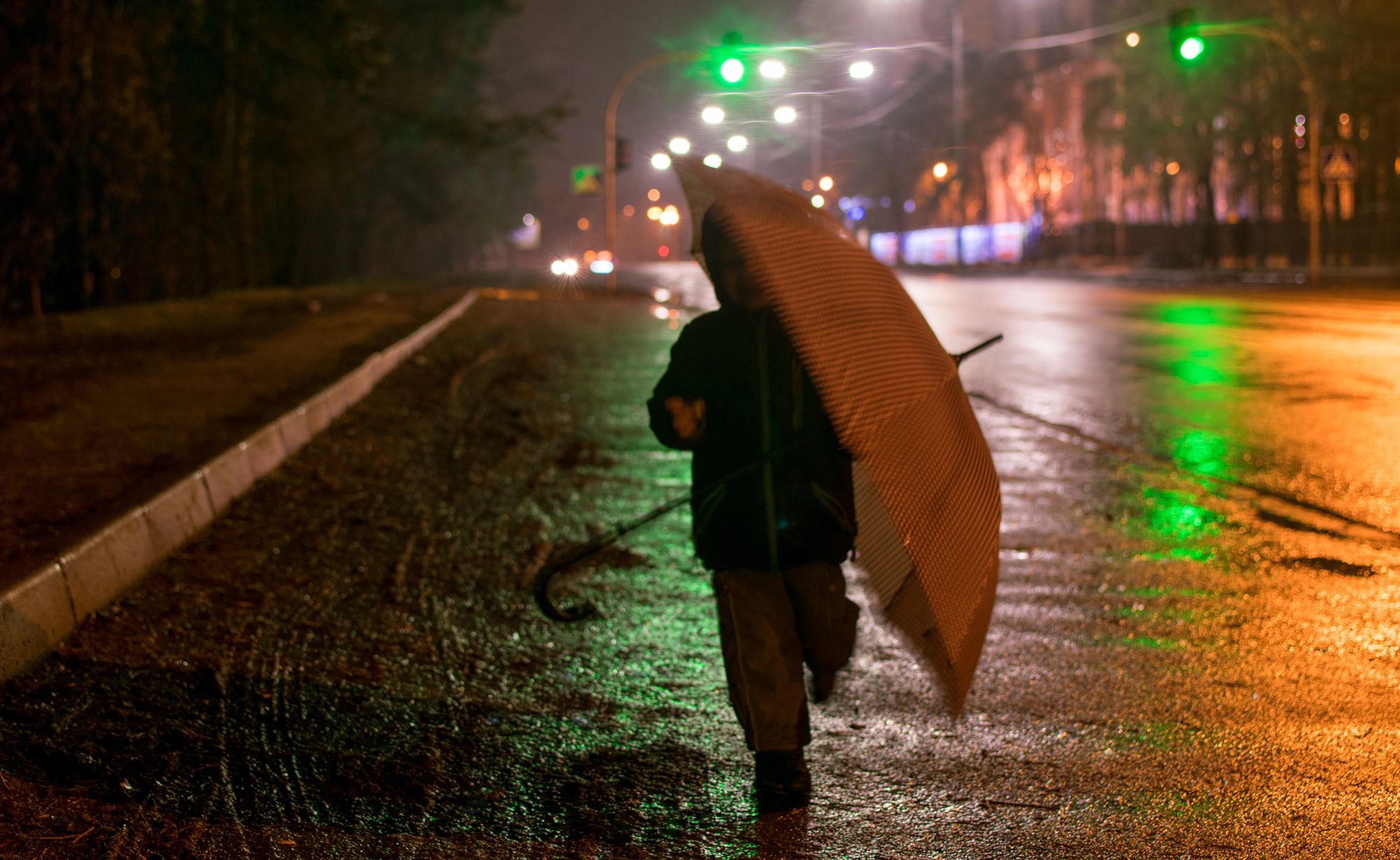 ragazzino sotto la pioggia
