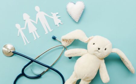 Perché l’Heart Team ha negato la possibilità di un nuovo trapianto al piccolo Domenico Sagoma di una famiglia vicina a uno stetoscopio