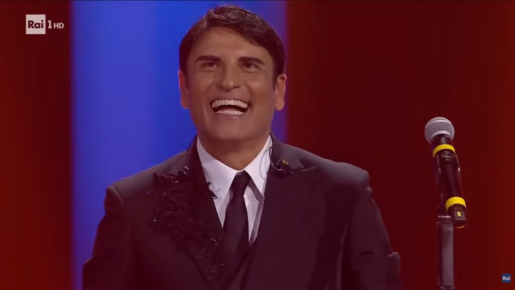 Sal Da Vinci al termine della sua esibizione nella prima serata di Sanremo 2026