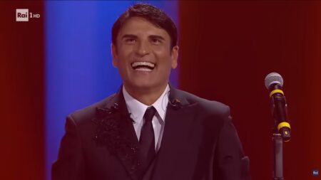 Sal Da Vinci al termine della sua esibizione nella prima serata di Sanremo 2026