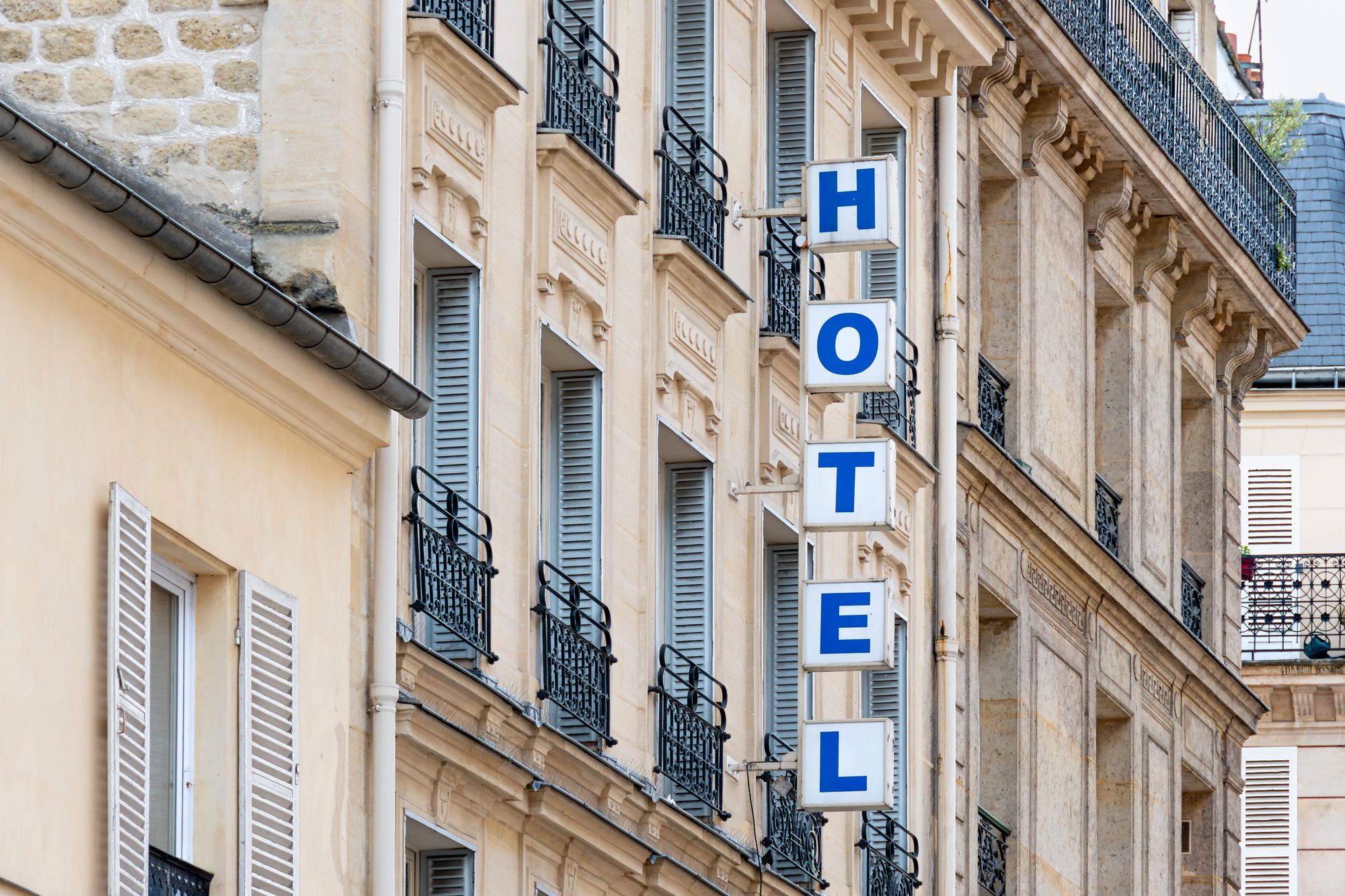 scritta Hotel fuori da un palazzo