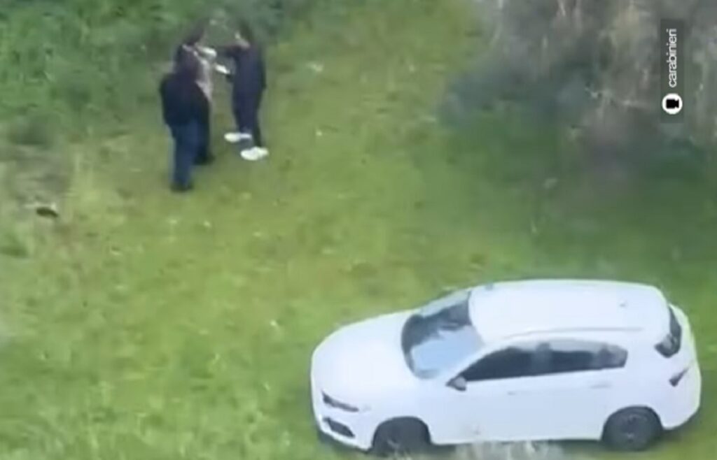 Un momento dell'arresto dei due rapinatori