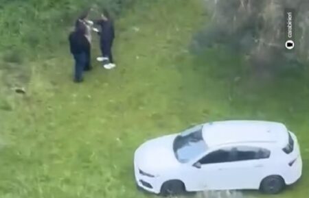 Un momento dell'arresto dei due rapinatori