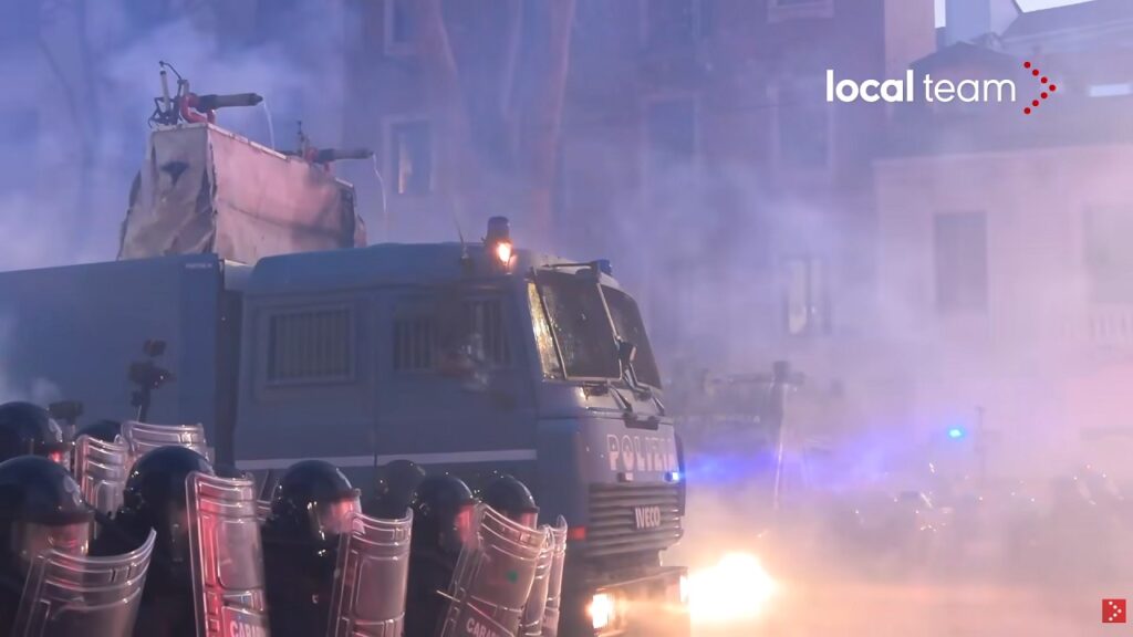 Scontri a Torino, Meloni accelera sul Decreto sicurezza-bis: scudo penale per le forze dell’ordine e stretta sui cortei Un'immagine degli scontri di sabato scorso a Torino