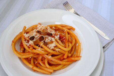 un piatto di bucatini all'Amatriciana