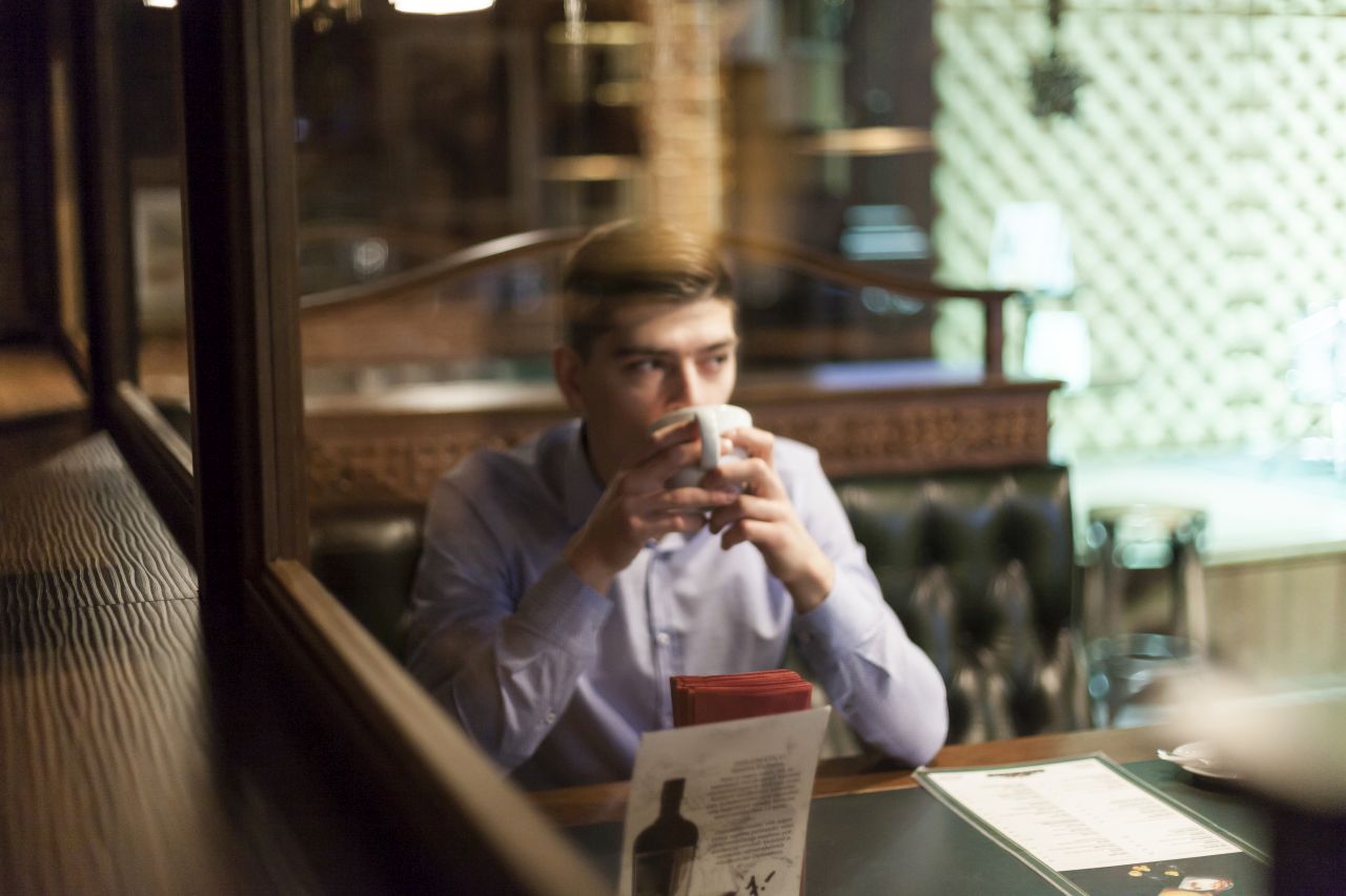 uomo da solo al bar