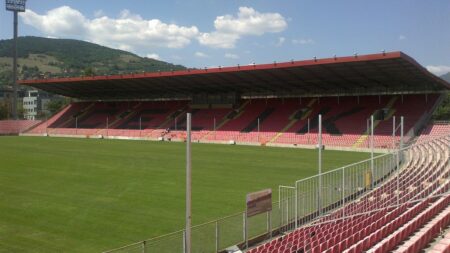 Non hai il biglietto? Per vedere Bosnia-Italia puoi affittare i balconi con vista sul campo a 500€ Il lato ovest dello Stadion Bilino Polje di Zenica