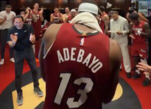 Adebayo celebrato dalla squadra