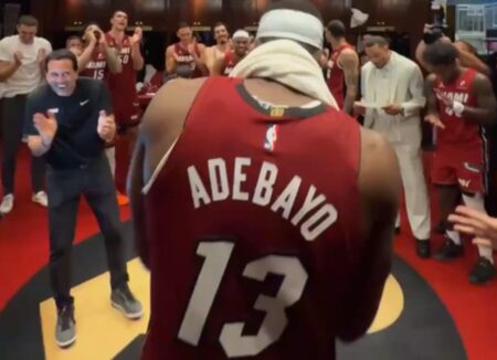 Adebayo celebrato dalla squadra