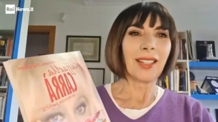 Adriana Pannitteri con il suo libro su Raffaella Carrà