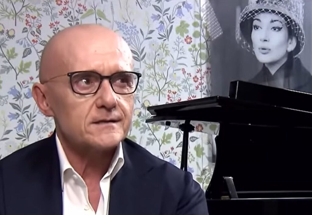 Alfonso Signorini lascia lascia Chi e spiega: “È il momento di una nuova vita, il caso Corona non c’entra” Alfonso Signorini