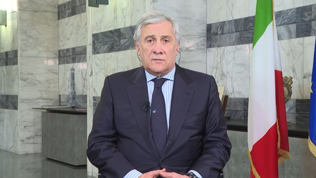 Tajani e la “ricetta” per la pace: “Basta missili!”. Ma il web non perdona e lo mette sulla graticola Antonio Tajani a Sky Arabia