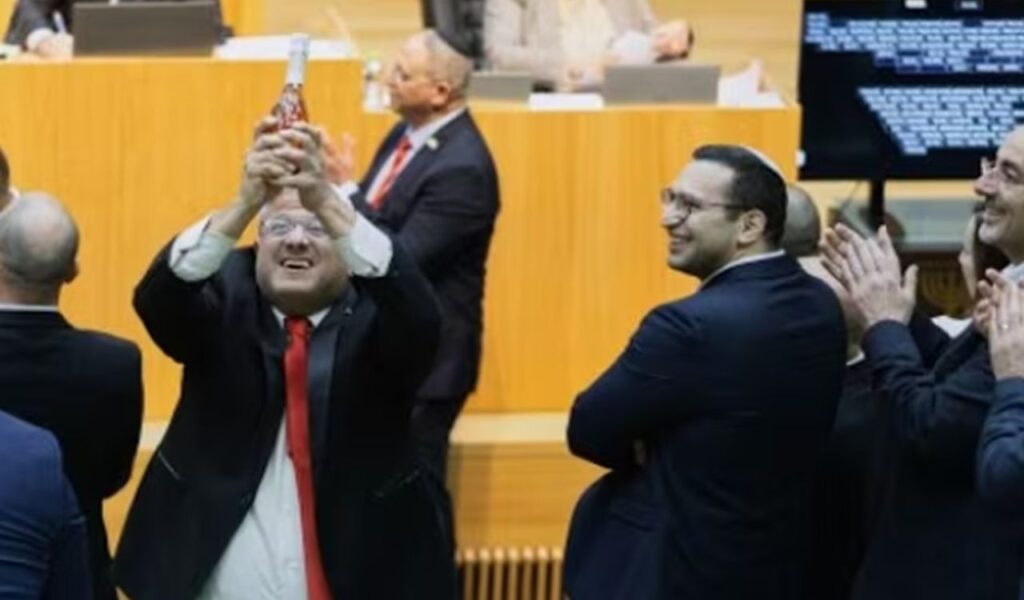 Calici alzati dopo il voto per la pena di morte: il brindisi del ministro israeliano scatena la rete (VIDEO) Ben Gvir agita bottiglia nella Knesset