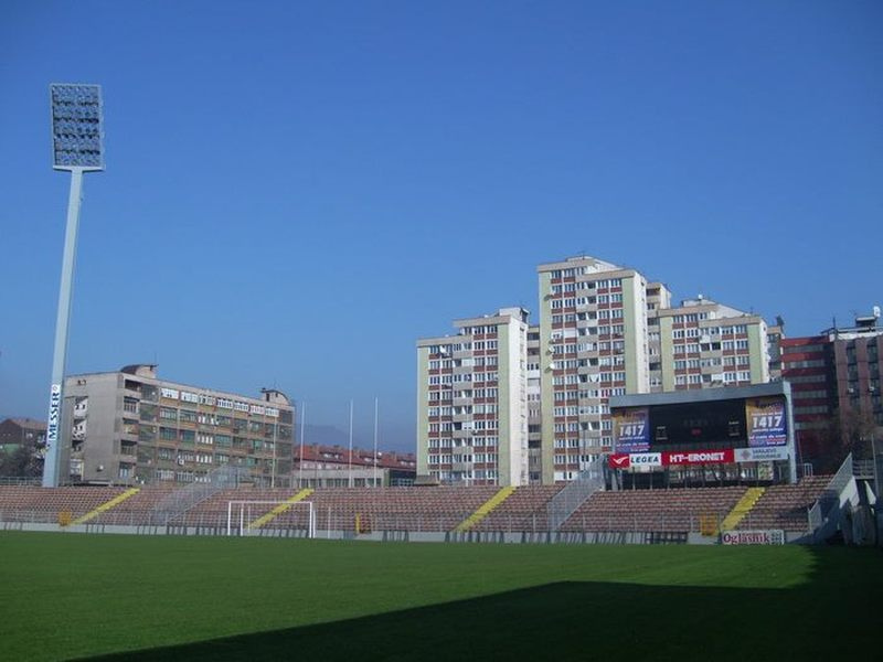 Il lato nord dello Stadion Bilino Polje, con alcuni palazzi che svettano sullo sfondo