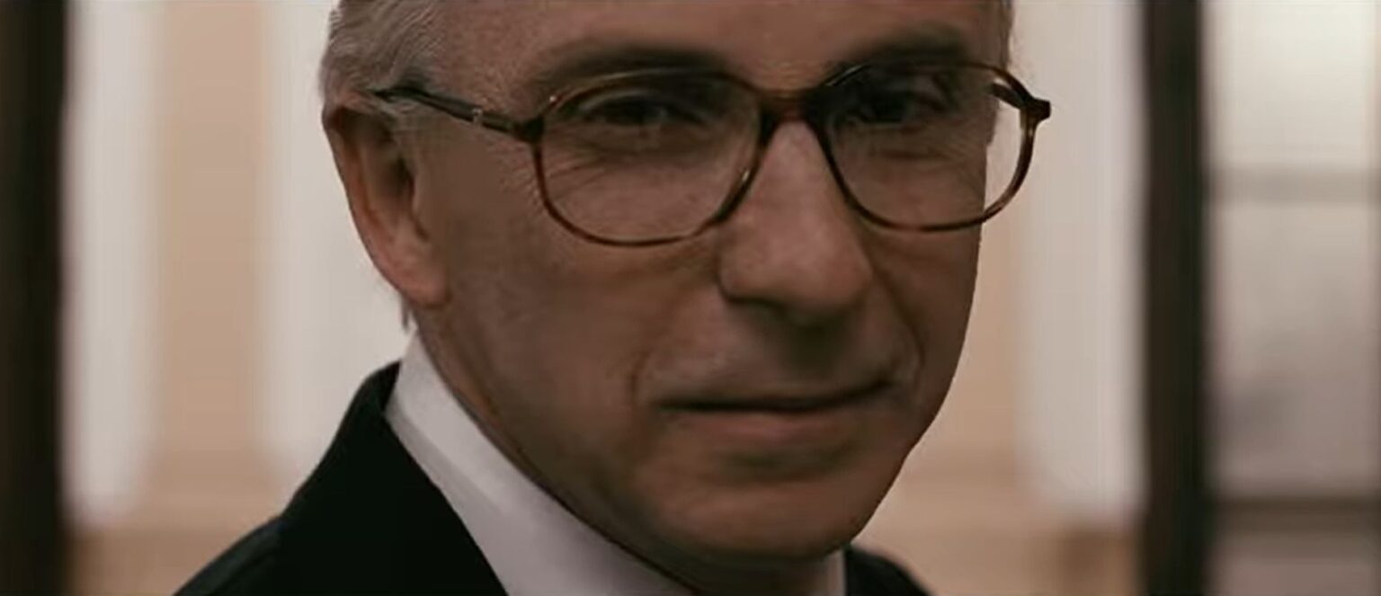 Carlo Buccirosso è Paolo Cirino Pomicino in una scena del film Il divo