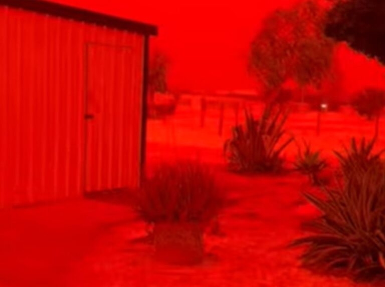 Il cielo “sanguina” in Australia: cosa c’è dietro il fenomeno apocalittico del ciclone Narelle Cielo rosso in Australia