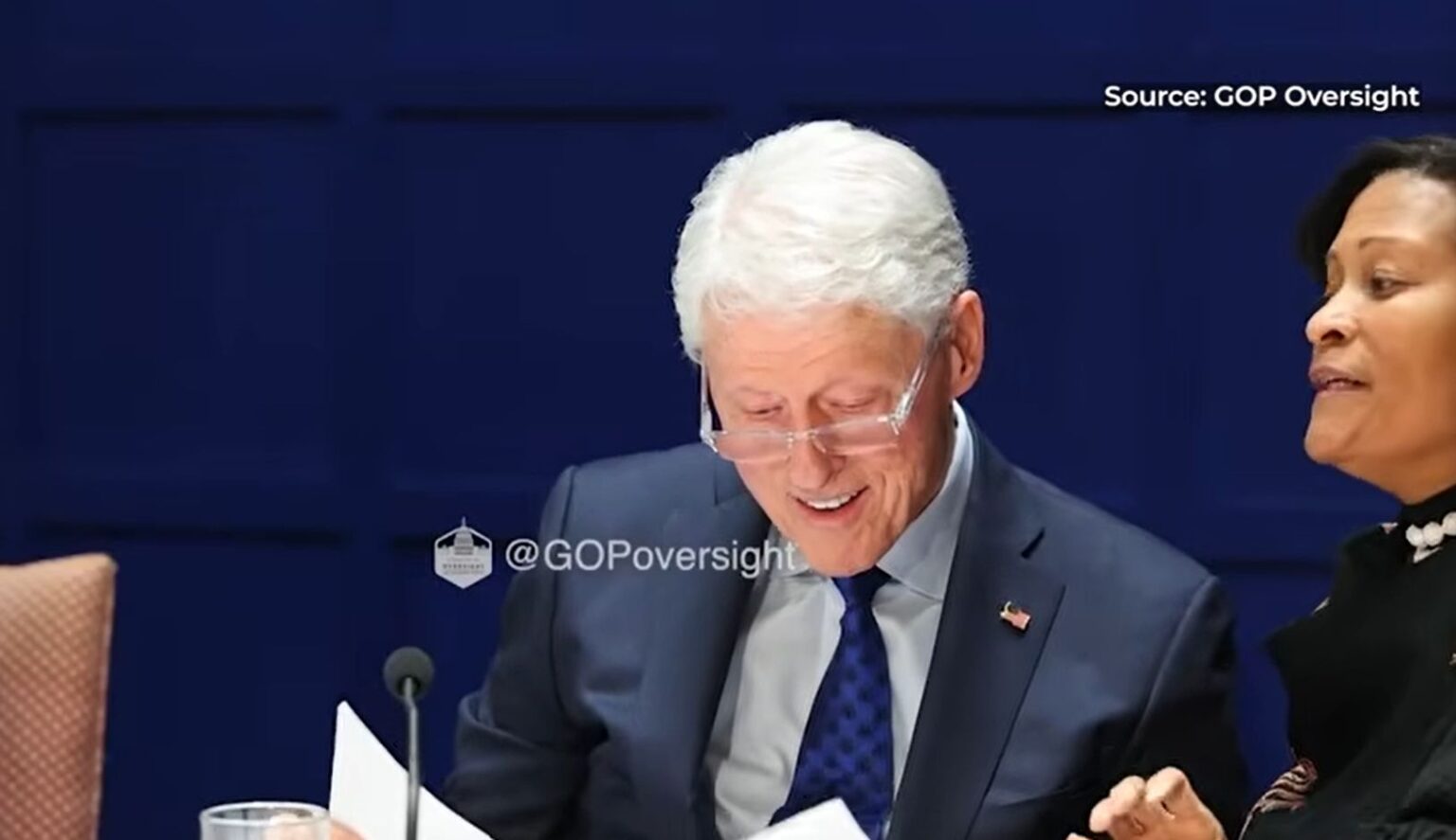 Bill Clinton e le foto proibite degli Epstein Files: sorride e perde il controllo, l’avvocata interviene Clinton sorride