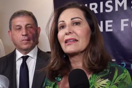 Daniela Santanchè davanti alla stampa