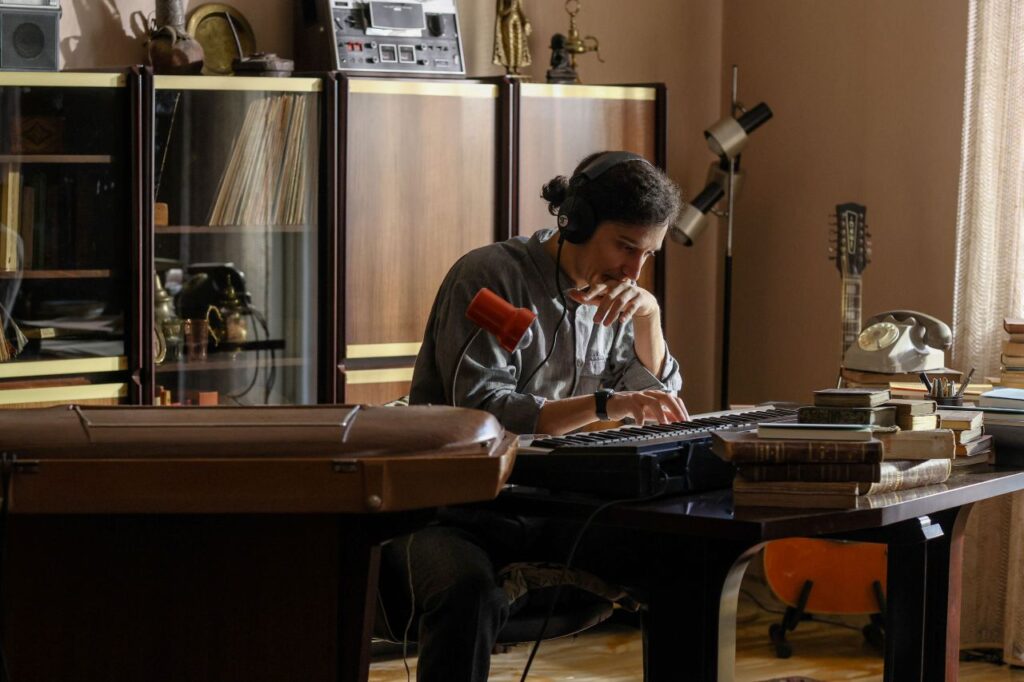 Il nuovo volto del Maestro: chi è Dario Aita, l’attore che diventa Battiato stasera su Rai 1 Dario Aita è Franco Battiato foto di Azzurra Primavera