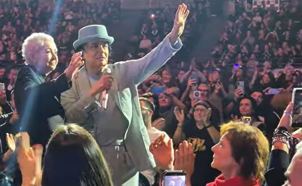 Enrica Bonaccorti e Renato Zero salutano il pubblico