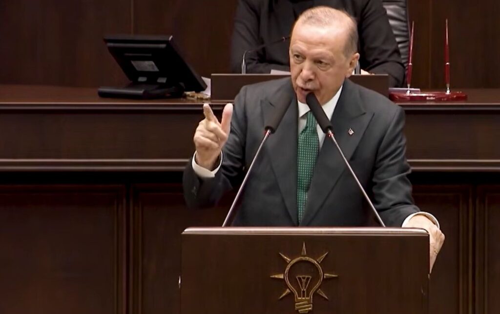 “Dio lo distrugga”: l’anatema di Erdogan contro Israele gela la NATO. È rottura totale? Erdogan in Parlamento