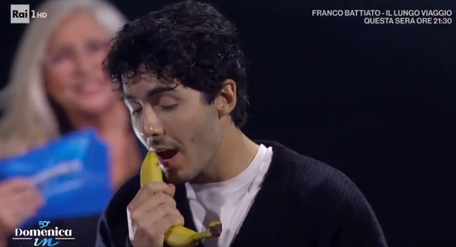 Fulminacci a Domenica in canta in playback con una banana (e Mara Venier ride a crepapelle) Fulminacci con banana