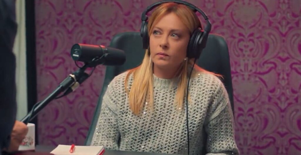 “Famme fini’, però”: Giorgia Meloni sbotta contro il suo staff da Fedez. Il fuori onda è virale (VIDEO) Giorgia Meloni a Pulp Podcast
